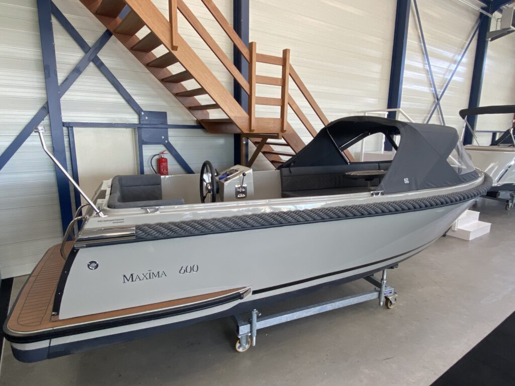 Maxima 600 inboard