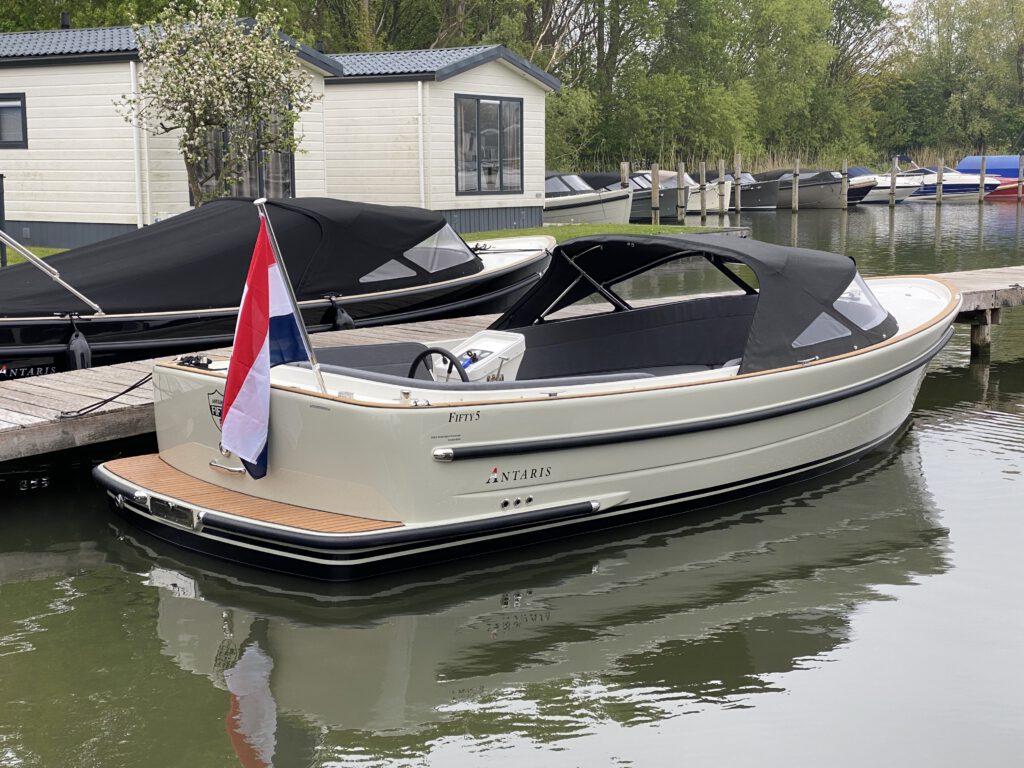 Antaris fifty5 in water